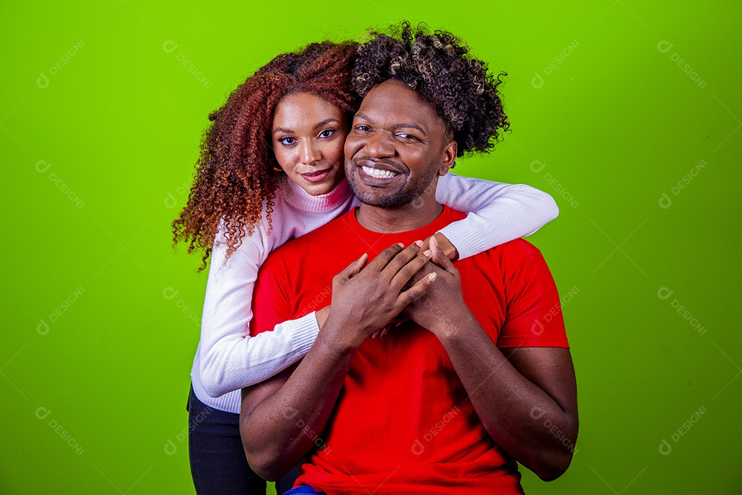 Homem e mulher sorridentes em fundo verde