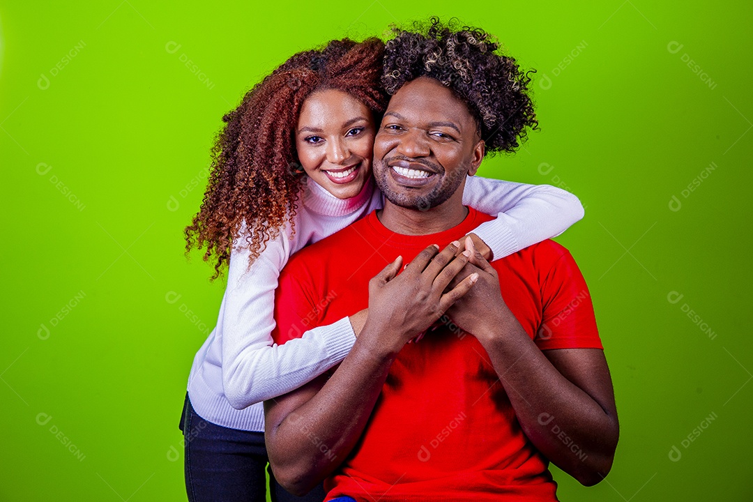 Homem e mulher sorridentes em fundo verde