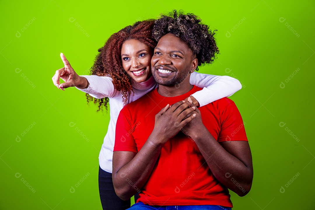 Homem e mulher sorridentes em fundo verde