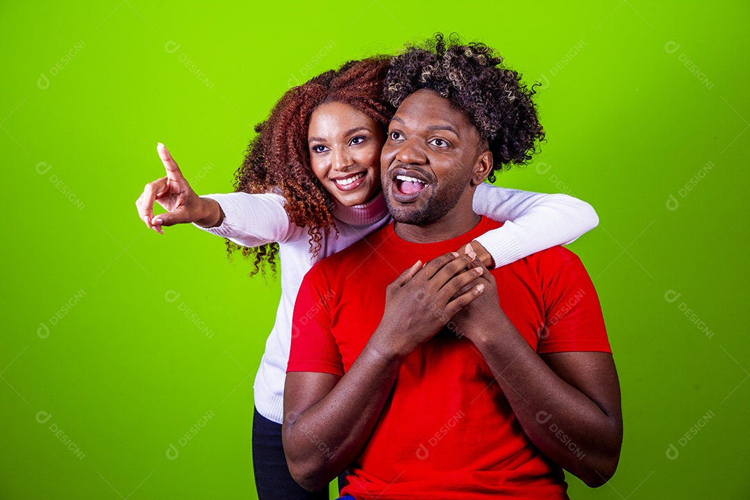 Homem e mulher sorridentes em fundo verde