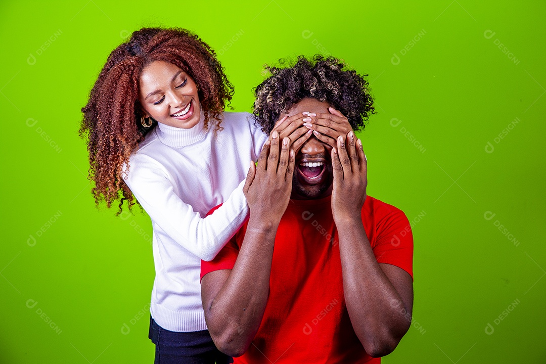 Homem e mulher sorridentes em fundo verde
