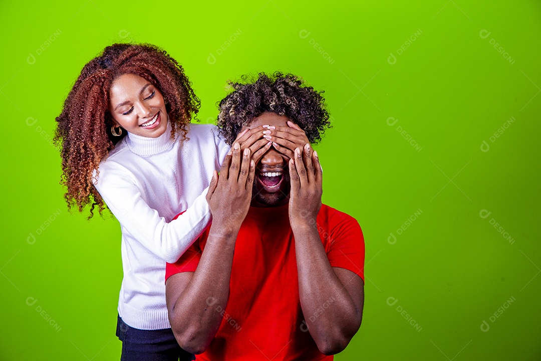 Homem e mulher sorridentes em fundo verde