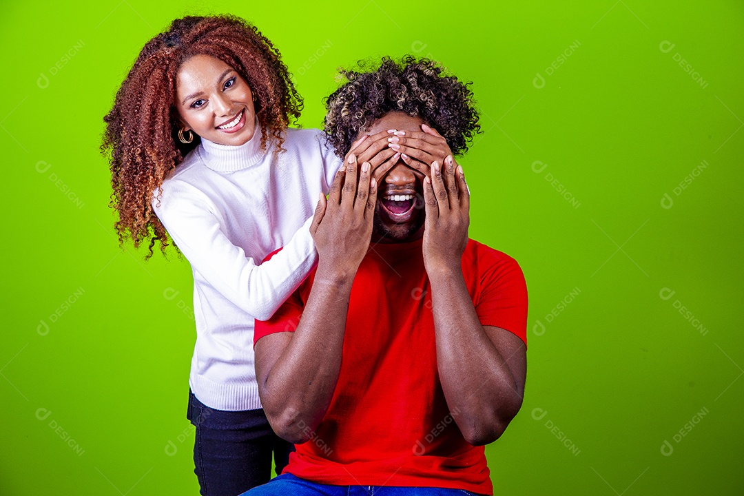 Homem e mulher sorridentes em fundo verde