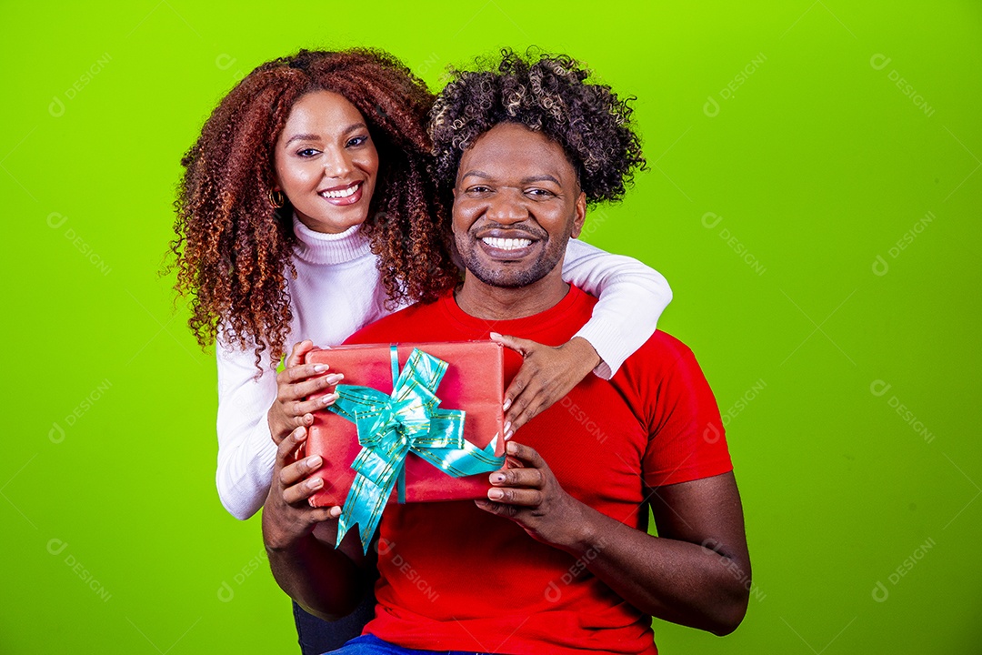 Lindo casal sorridentes em fundo verde