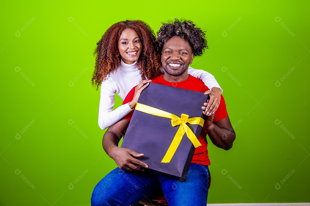 Lindo casal sorridentes em fundo verde