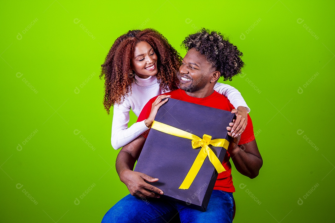 Lindo casal sorridentes em fundo verde