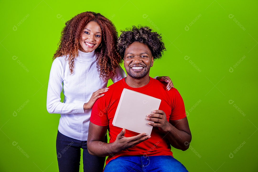 Lindo casal sorridentes em fundo verde