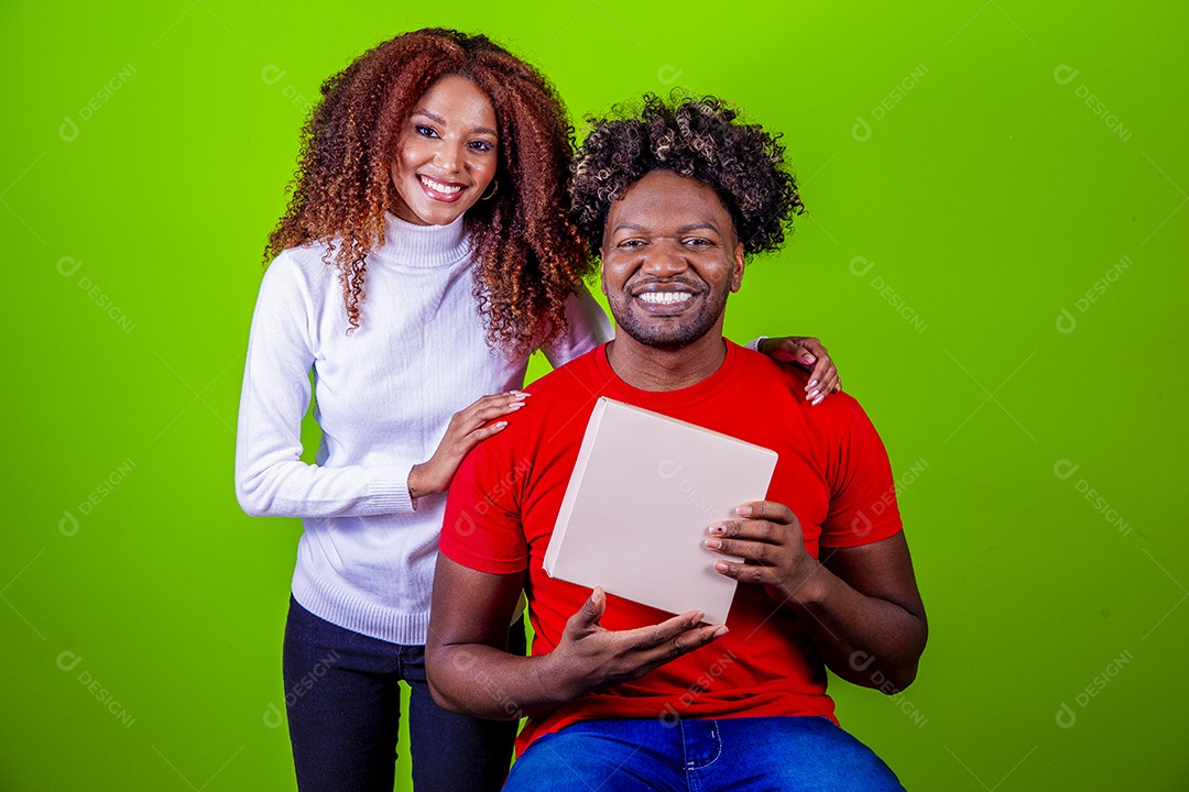 Lindo casal sorridentes em fundo verde