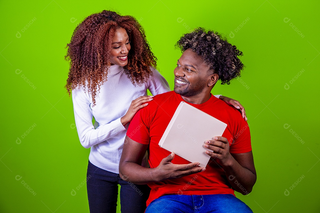 Lindo casal sorridentes em fundo verde