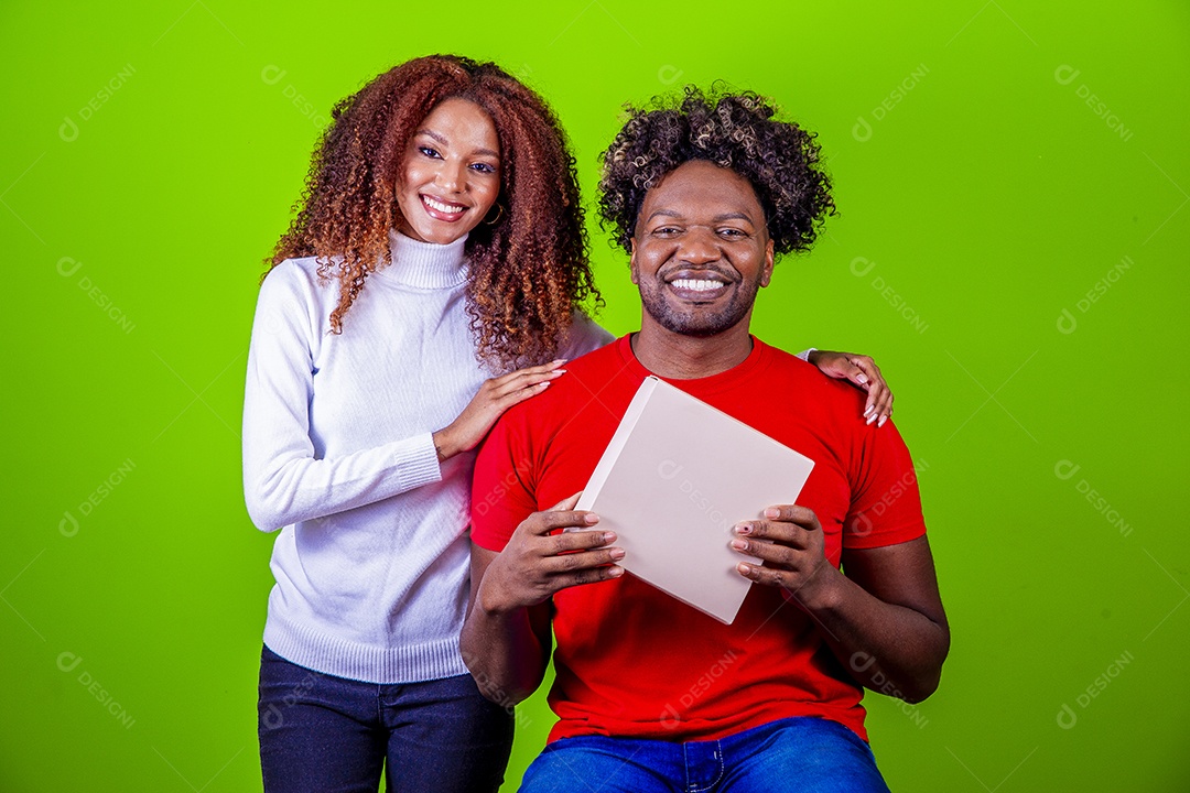Lindo casal sorridentes em fundo verde