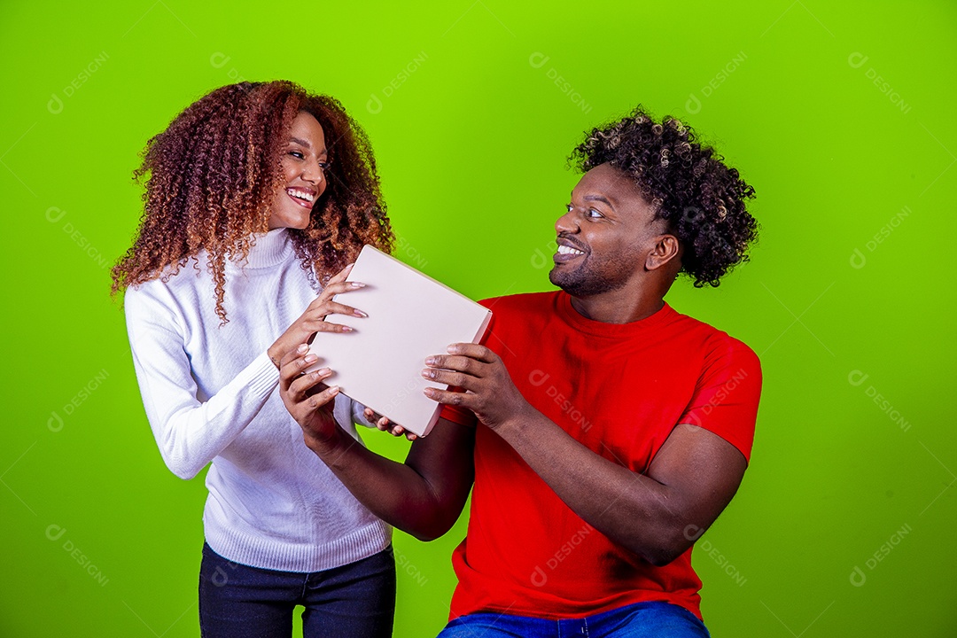 Lindo casal sorridentes em fundo verde