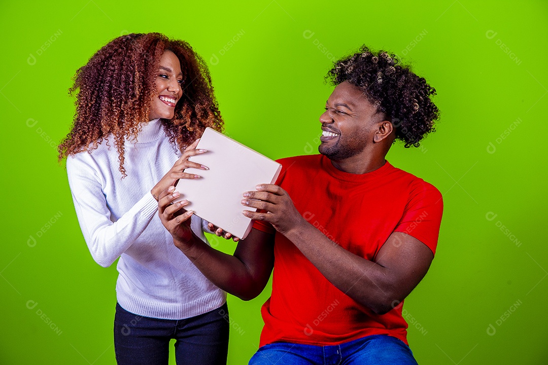 Lindo casal sorridentes em fundo verde