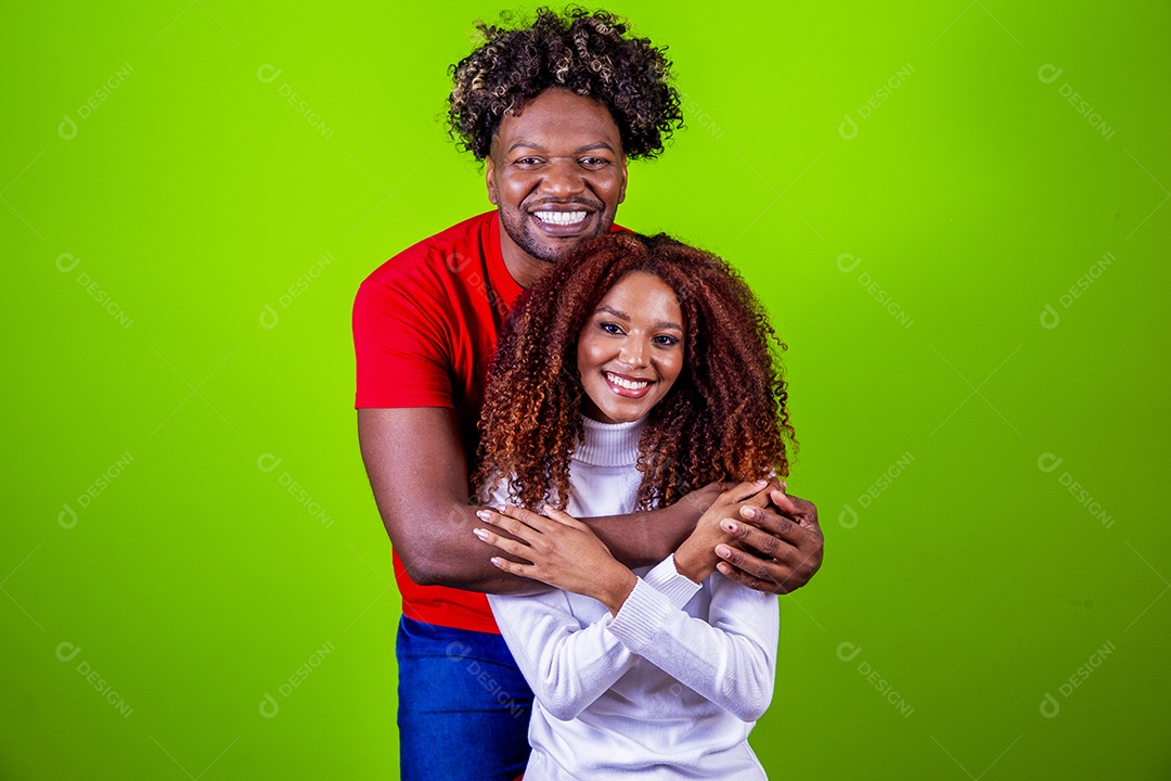 Lindo casal sorridentes em fundo verde