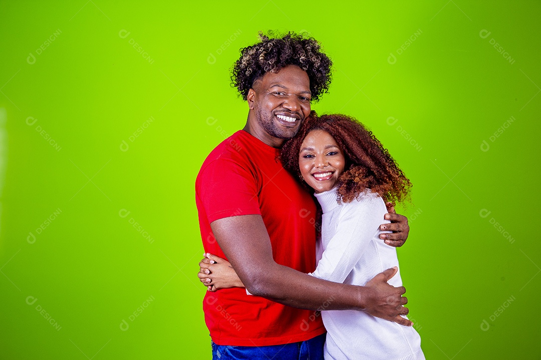 Lindo casal sorridentes em fundo verde