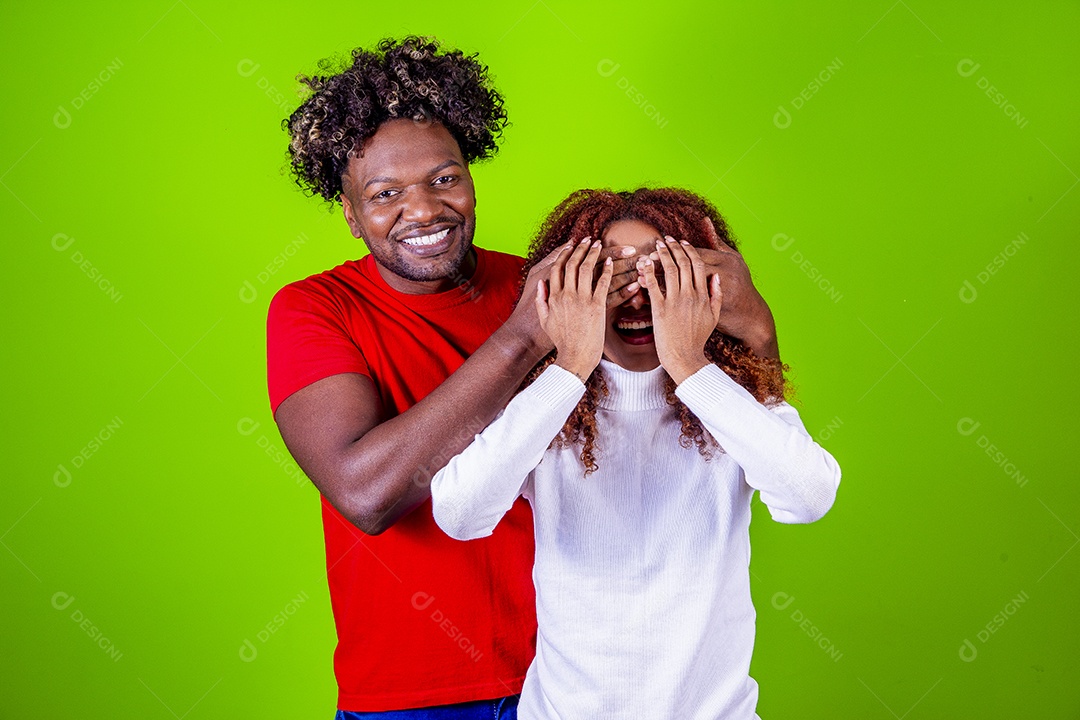 Lindo casal sorridentes em fundo verde