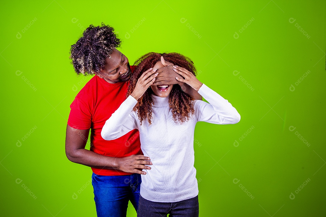 Lindo casal sorridentes em fundo verde