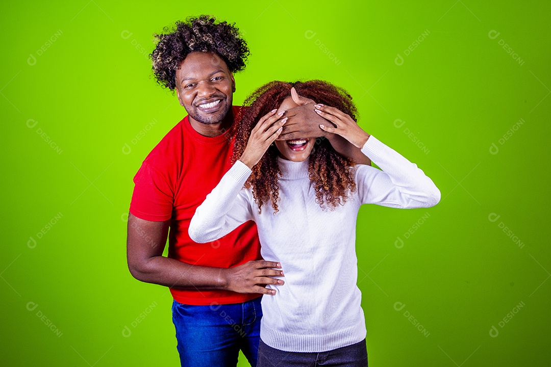 Lindo casal sorridentes em fundo verde