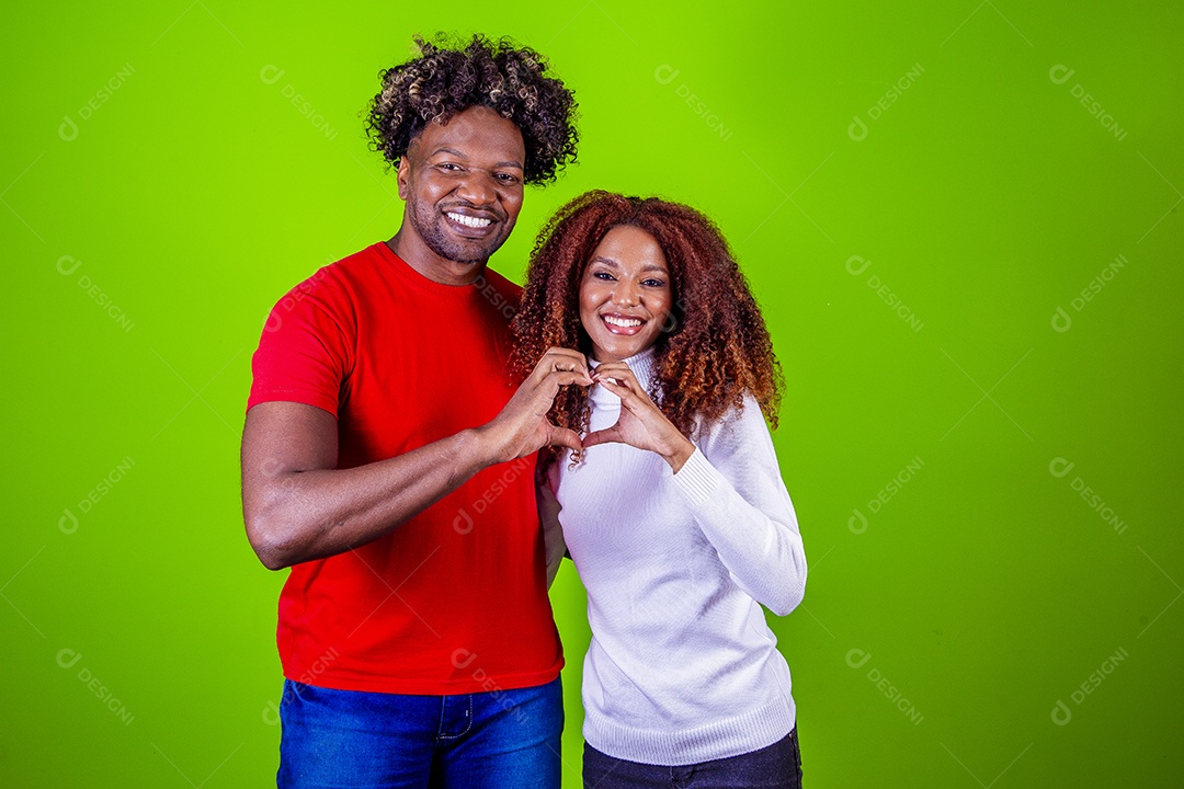 Lindo casal sorridentes em fundo verde
