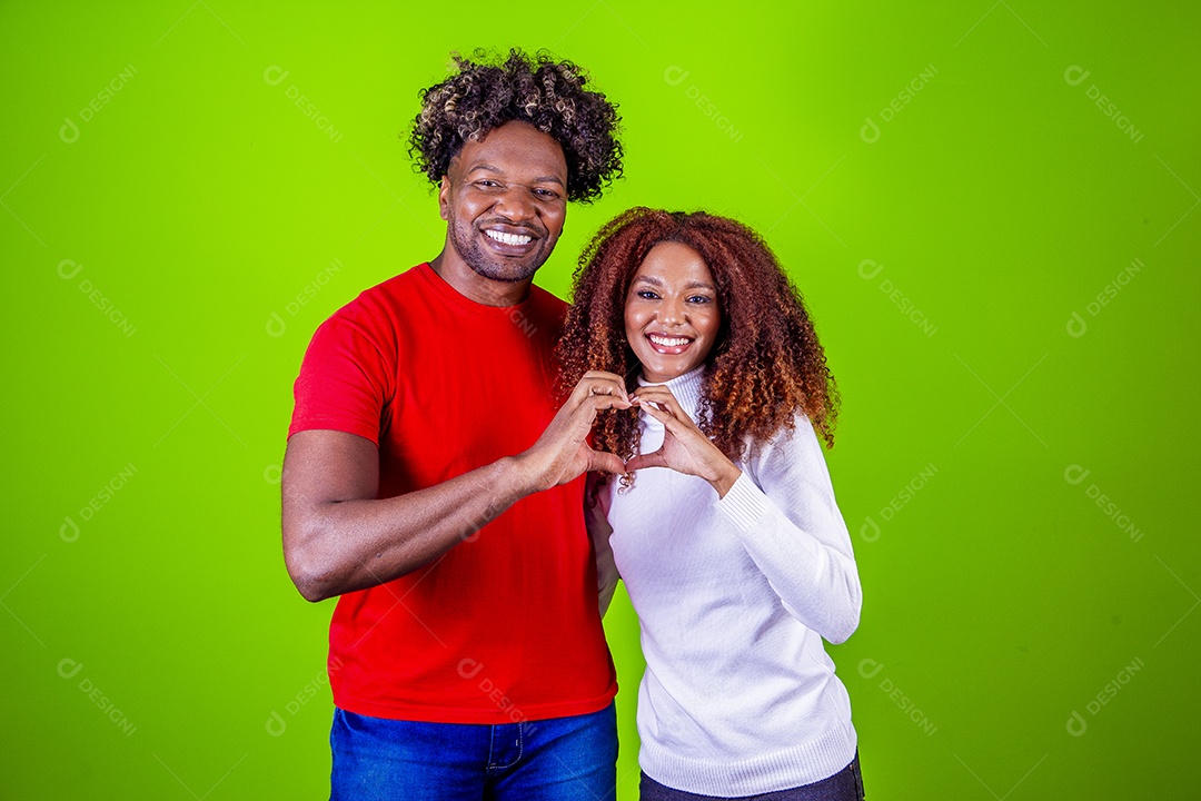 Lindo casal sorridentes em fundo verde
