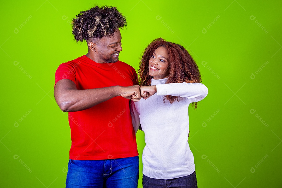 Lindo casal sorridentes em fundo verde