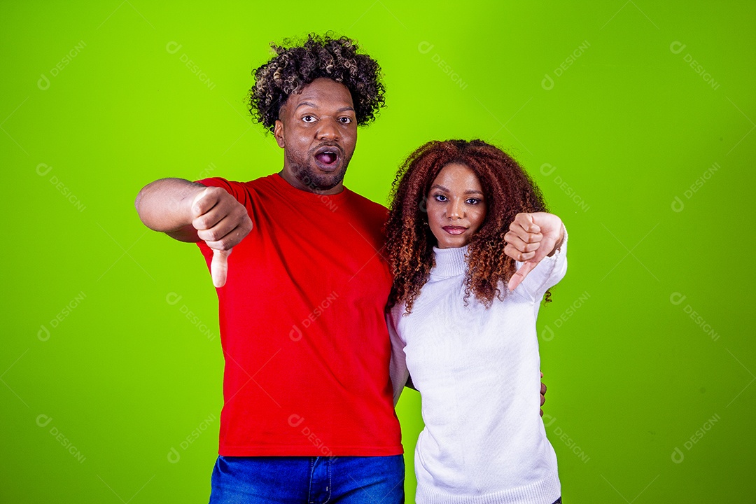 Lindo casal sorridentes em fundo verde