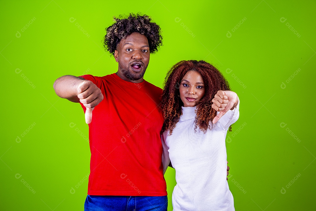 Lindo casal sorridentes em fundo verde