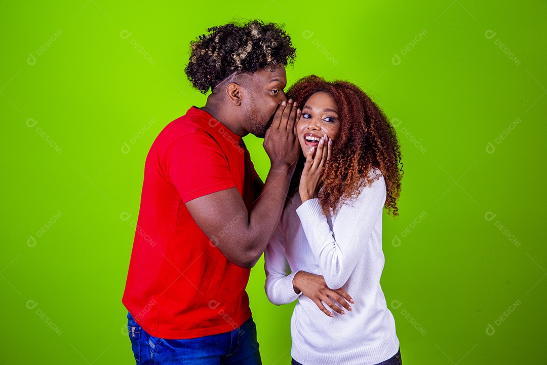 Lindo casal sorridentes em fundo verde