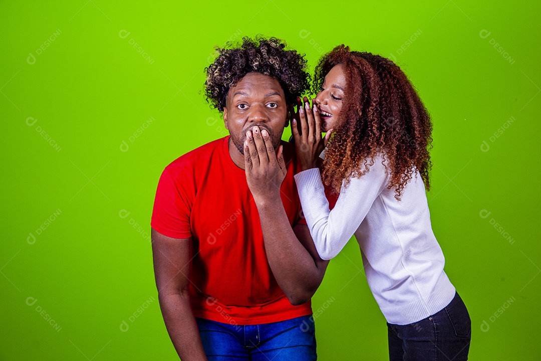 Lindo casal sorridentes em fundo verde