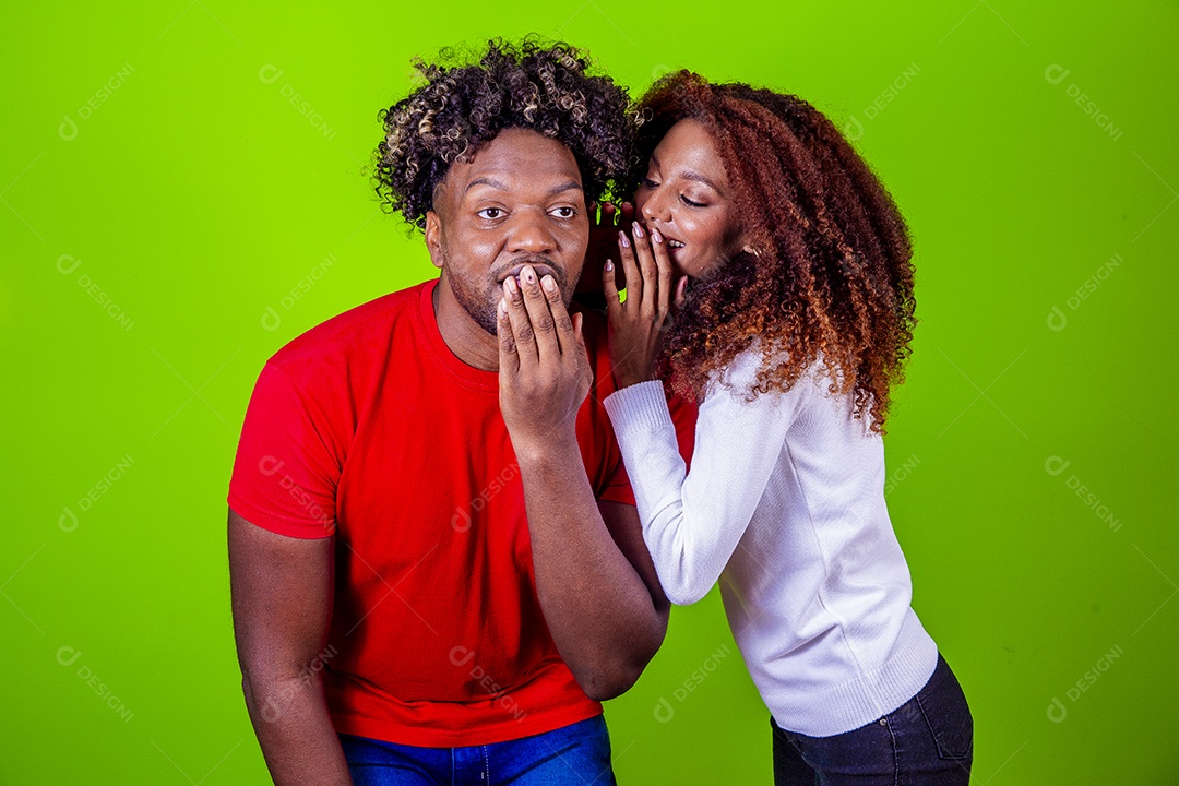 Lindo casal sorridentes em fundo verde