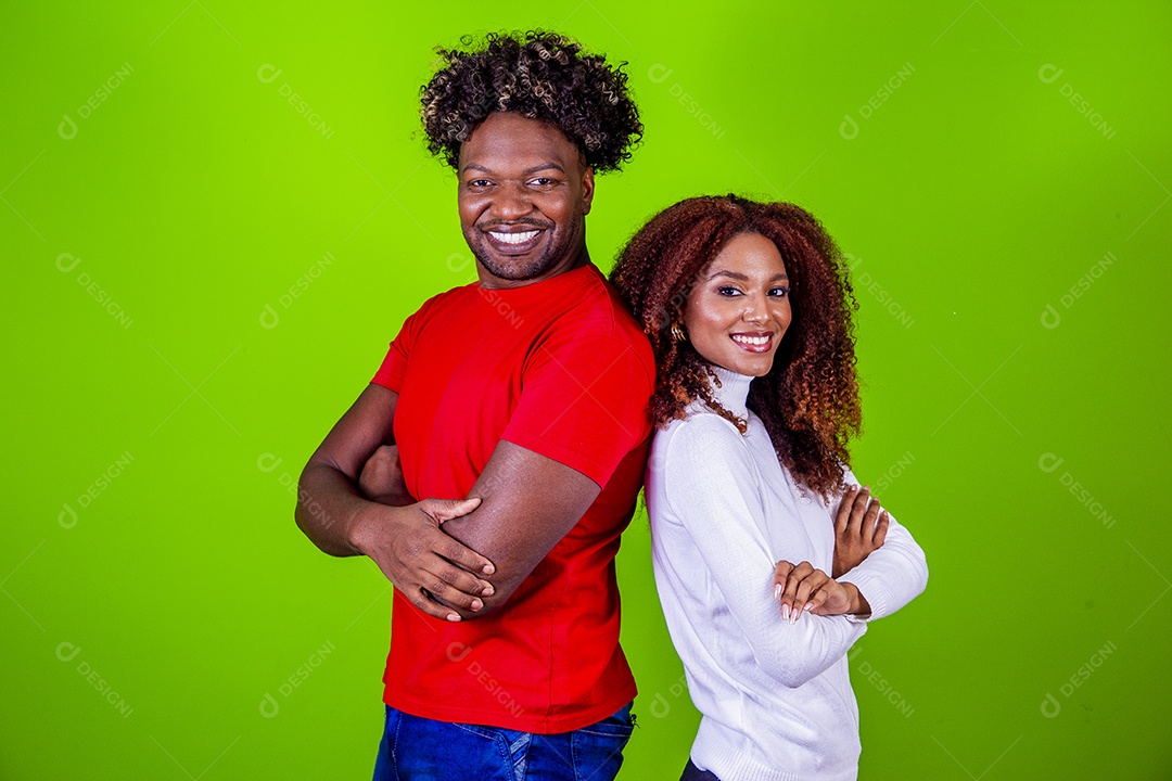 Lindo casal sorridentes em fundo verde