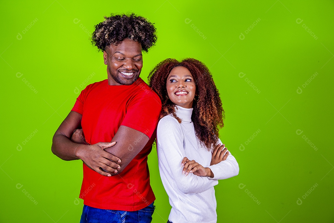 Lindo casal sorridentes em fundo verde
