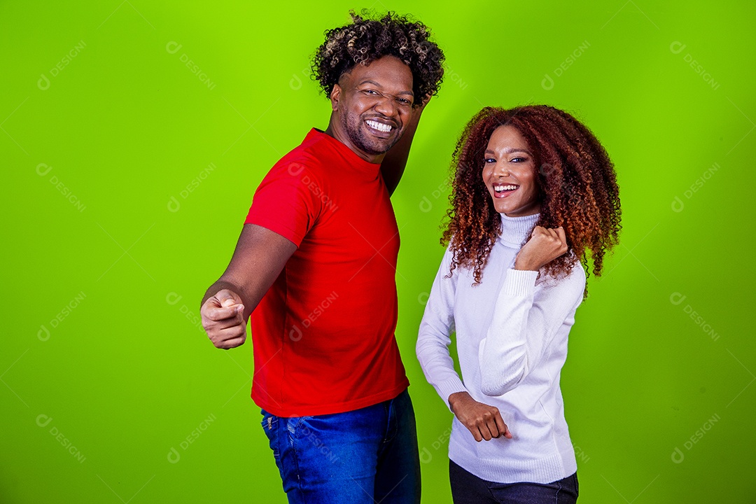 Lindo casal sorridentes em fundo verde