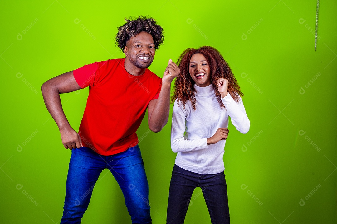 Lindo casal sorridentes em fundo verde