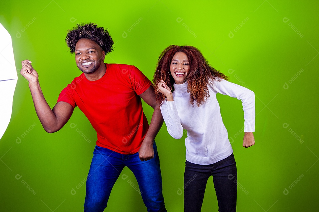 Lindo casal sorridentes em fundo verde