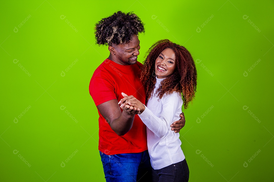 Lindo casal sorridentes em fundo verde