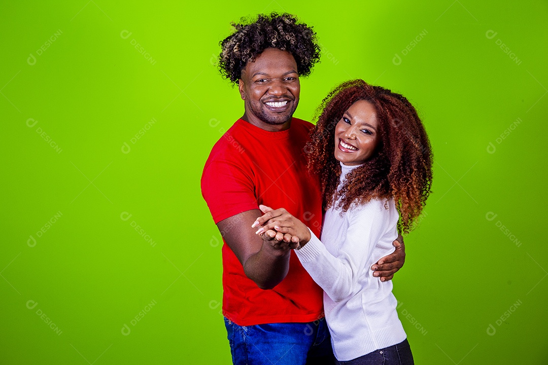 Lindo casal sorridentes em fundo verde