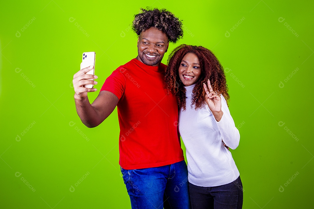 Lindo casal sorridentes em fundo verde