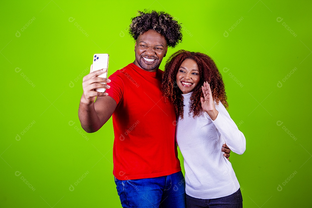 Lindo casal sorridentes em fundo verde