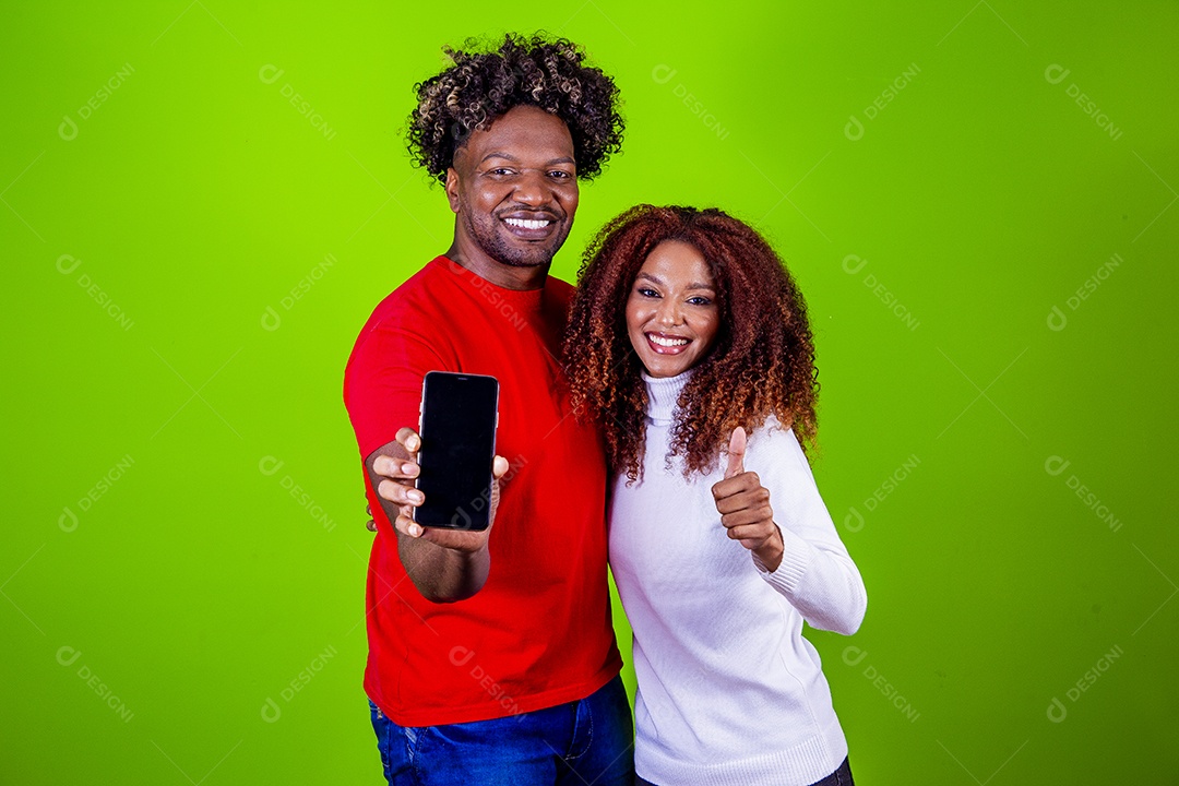 Lindo casal sorridentes em fundo verde