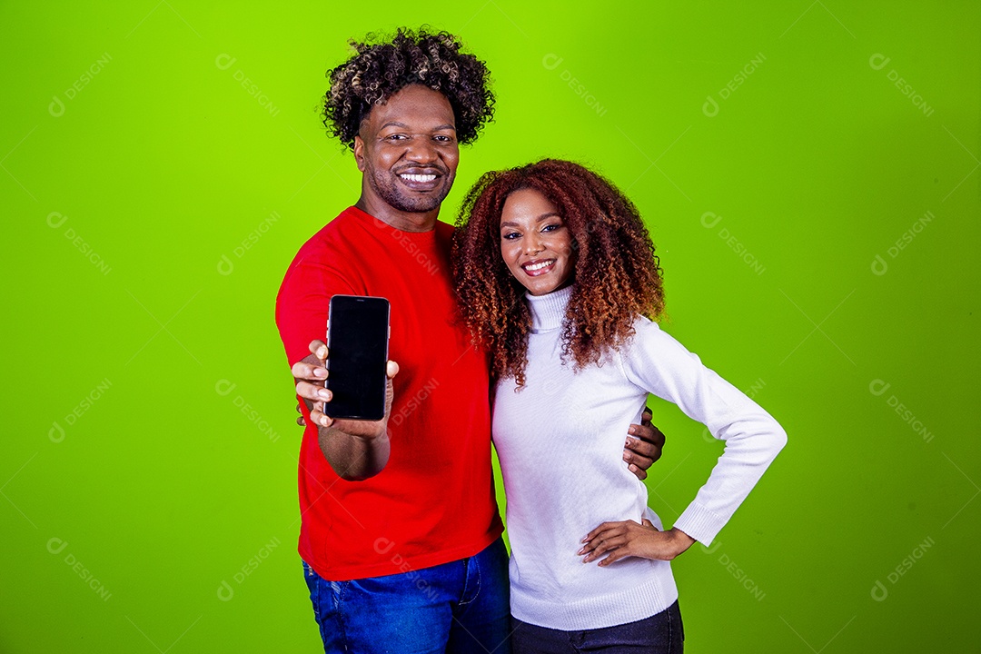 Lindo casal sorridentes em fundo verde