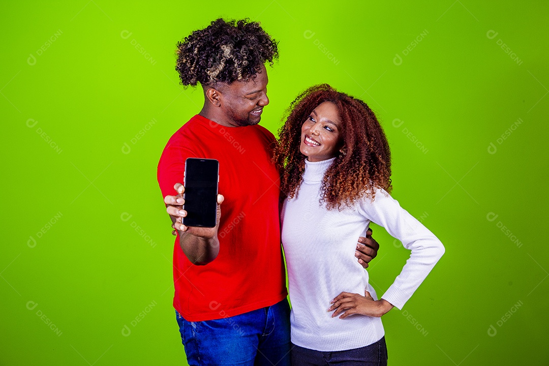 Lindo casal sorridentes em fundo verde