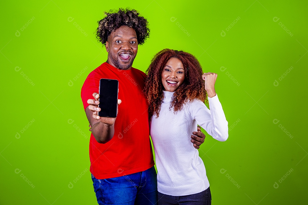 Lindo casal sorridentes em fundo verde