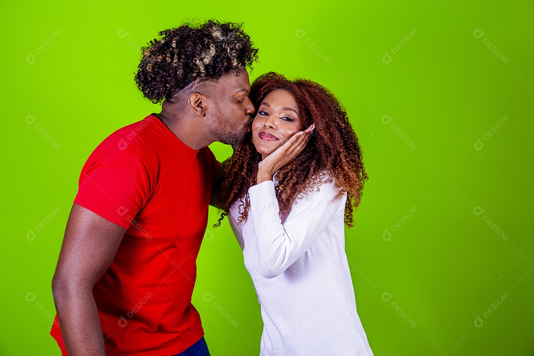 Lindo casal sorridentes em fundo verde