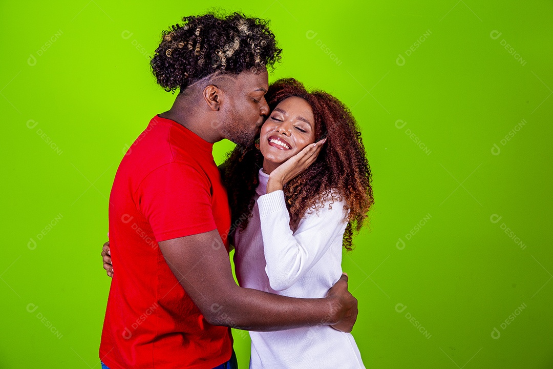 Lindo casal sorridentes em fundo verde