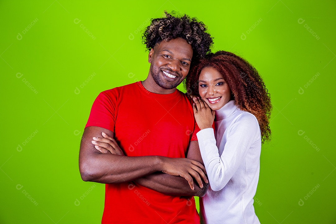 Lindo casal sorridentes em fundo verde