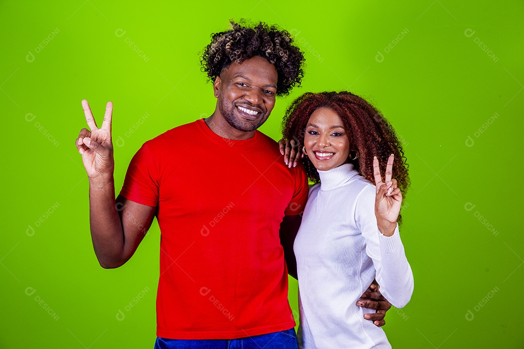 Lindo casal sorridentes em fundo verde