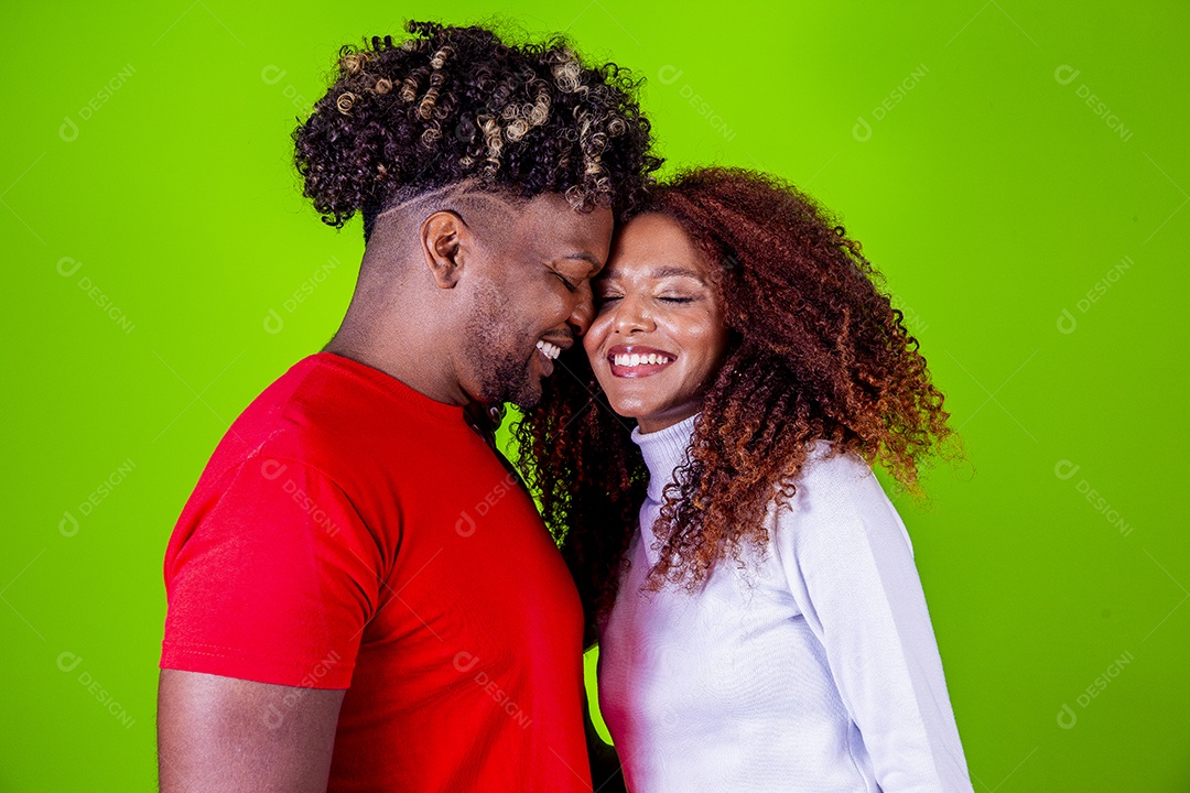 Jovem casal sorridentes em fundo verde