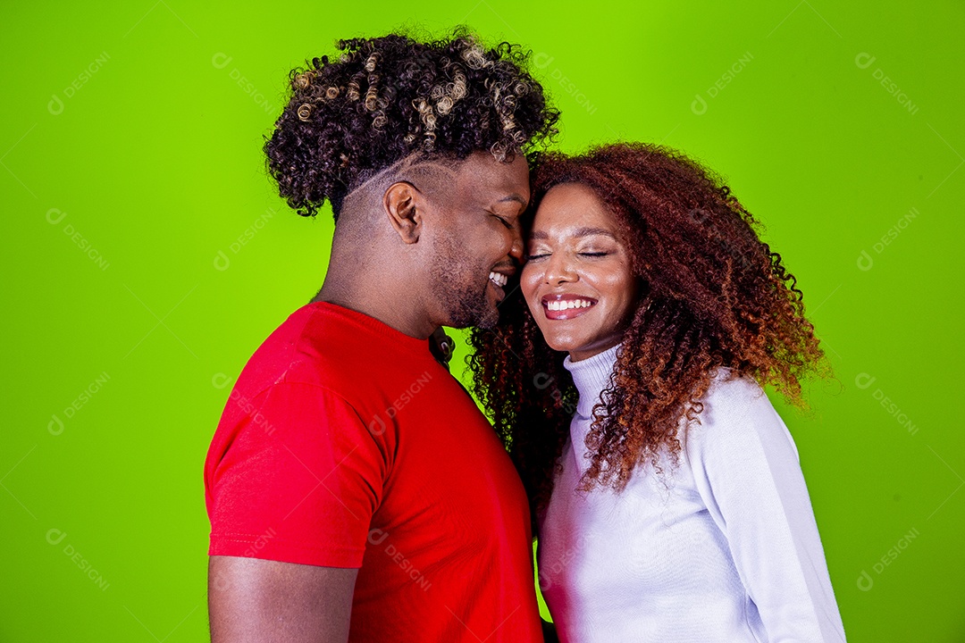 Jovem casal sorridentes em fundo verde