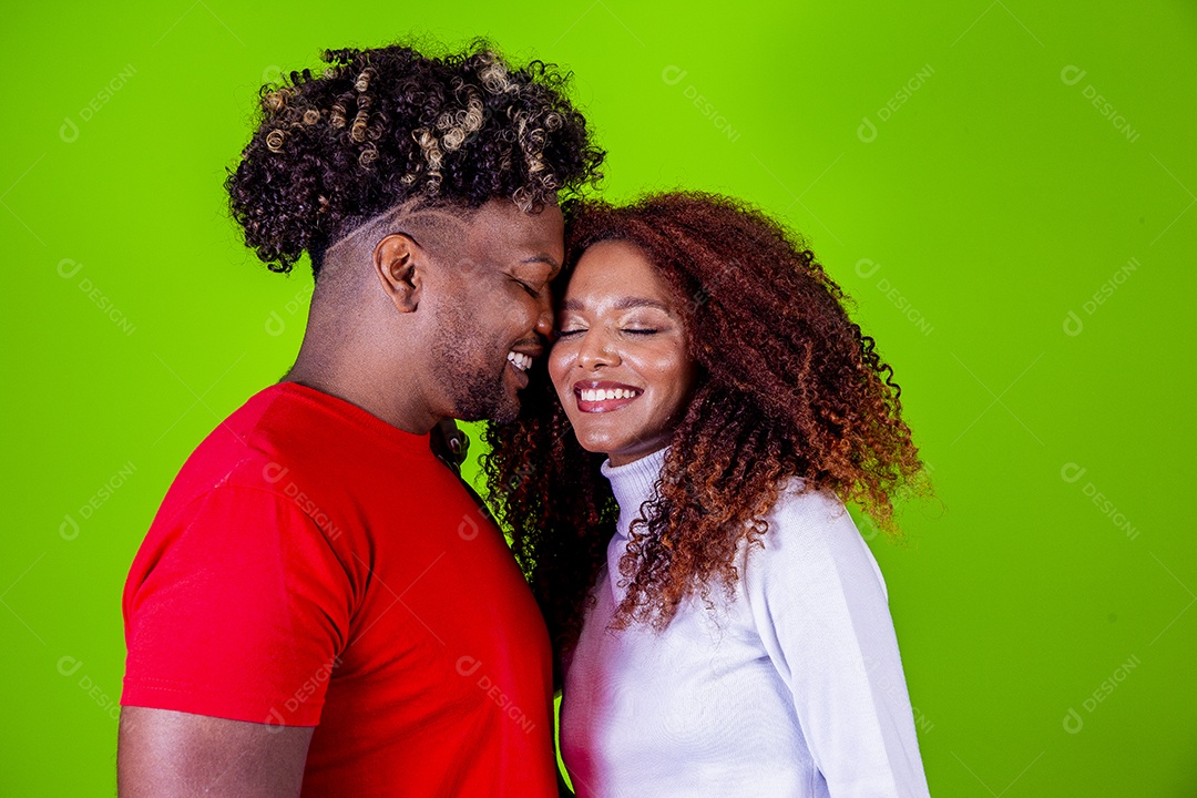 Jovem casal sorridentes em fundo verde