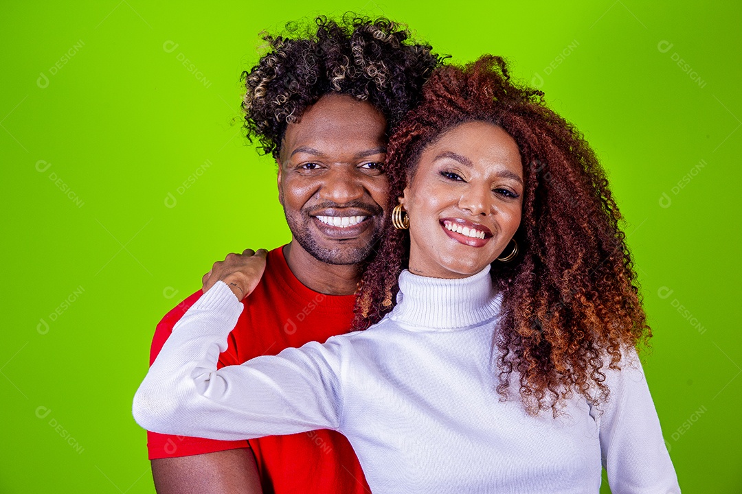 Jovem casal sorridentes em fundo verde